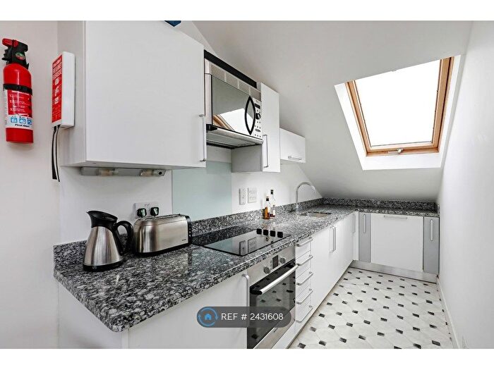 1 Bedroom Flat To Rent In Hartfield Crescent, Wimbledon, SW19