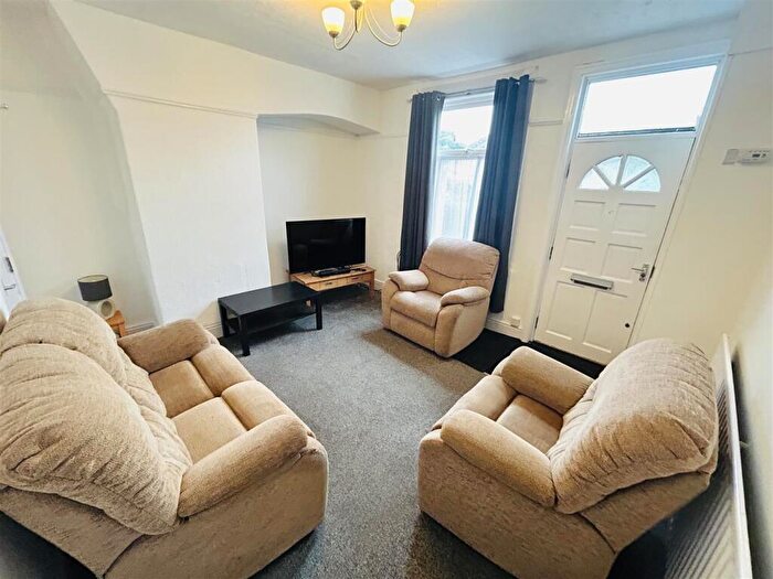 3 Bedroom Terraced House To Rent In Meanwood Road, Meanwood, Leeds, LS6