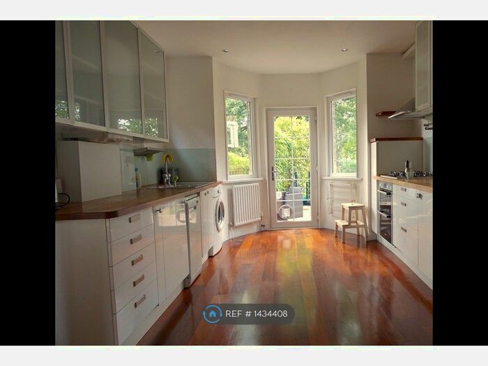 3 Bedroom Flat To Rent In Tierney Road, London, SW2