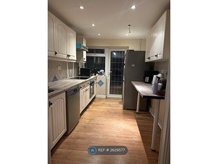 4 Bedroom Semi-Detached House To Rent In Selsdon Park Road, South Croydon, CR2