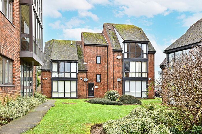 2 Bedroom Flat For Sale In Wyllyotts Close, Potters Bar, EN6