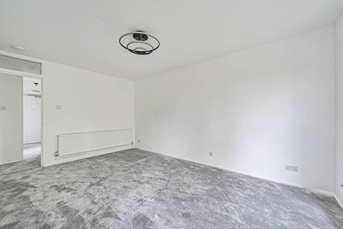 2 Bedroom Flat To Rent In Hanselin Close, Stanmore, HA7