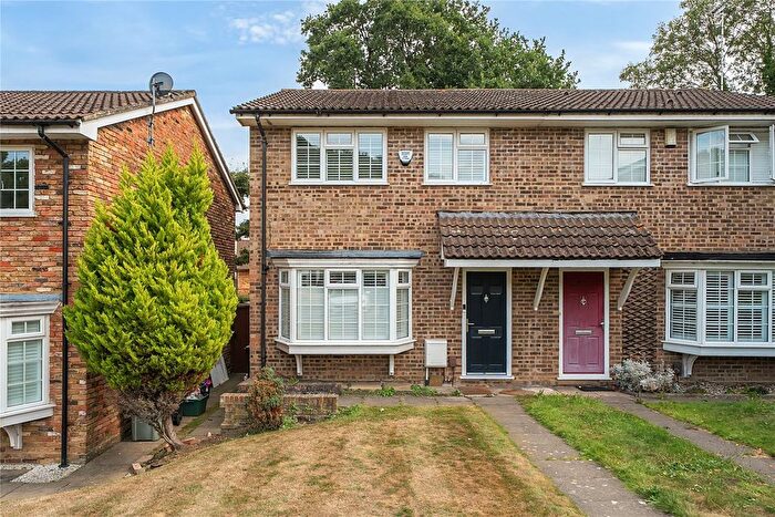 3 Bedroom Semi-Detached House For Sale In Sedgewood Close, Bromley, BR2