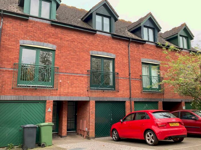 3 Bedroom Town House To Rent In Chandlers Walk, Exeter, EX2