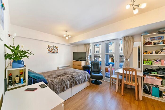 Flat To Rent In Ferry Street, Isle Of Dogs, London, E14