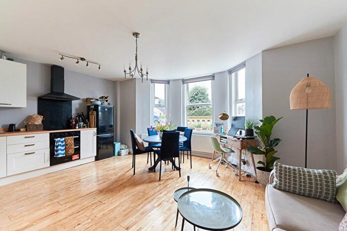 2 Bedroom Apartment To Rent In Lime Grove, Bath, BA2