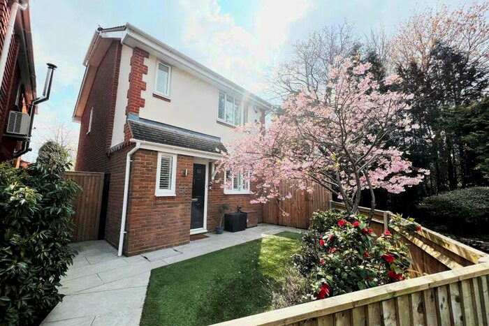3 Bedroom Detached House To Rent In Woking, GU22