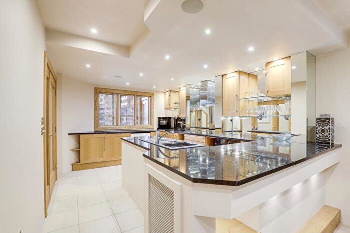 4 Bedroom Town House To Rent In Castle Boulevard, Nottingham, Nottinghamshire, NG7