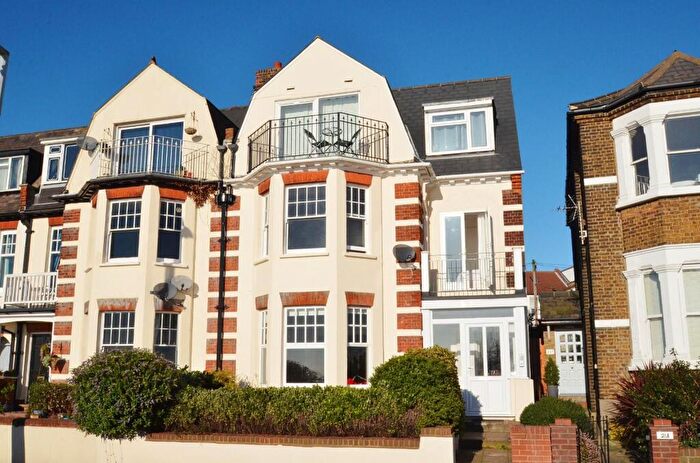 1 Bedroom Flat For Sale In Grand Parade, Leigh-On-Sea, SS9