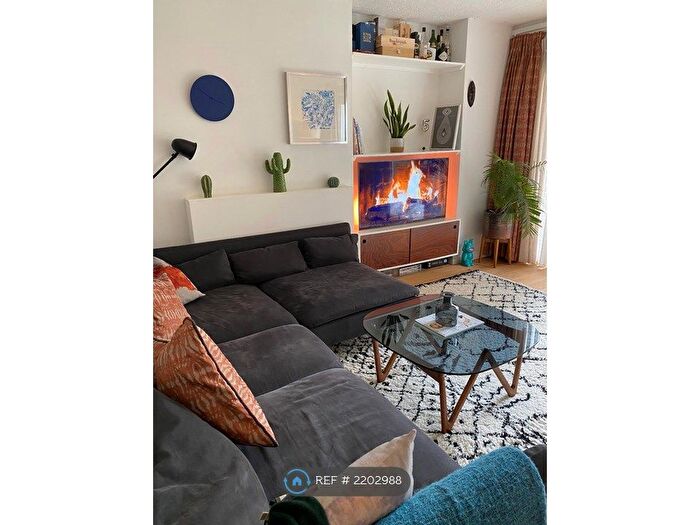 3 Bedroom Maisonette To Rent In Wrayburn House, London, SE16