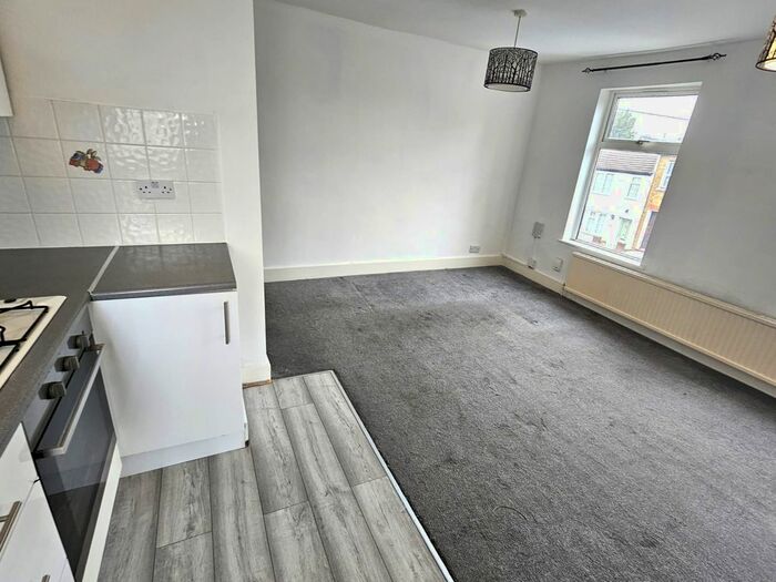 2 Bedroom Flat To Rent In Lodge Lane, London, N12