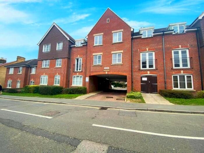 2 Bedroom Flat To Rent In Orchard Street, Rainham, Gillingham, ME8