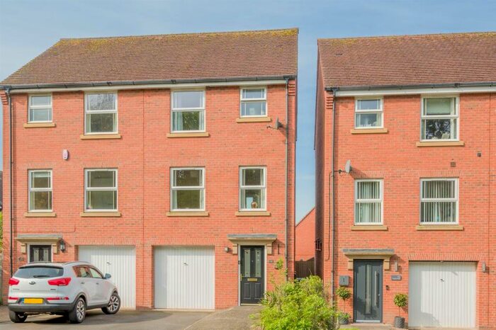 4 Bedroom Semi-Detached House To Rent In Smalman Close, Stourbridge, West Midlands, DY8