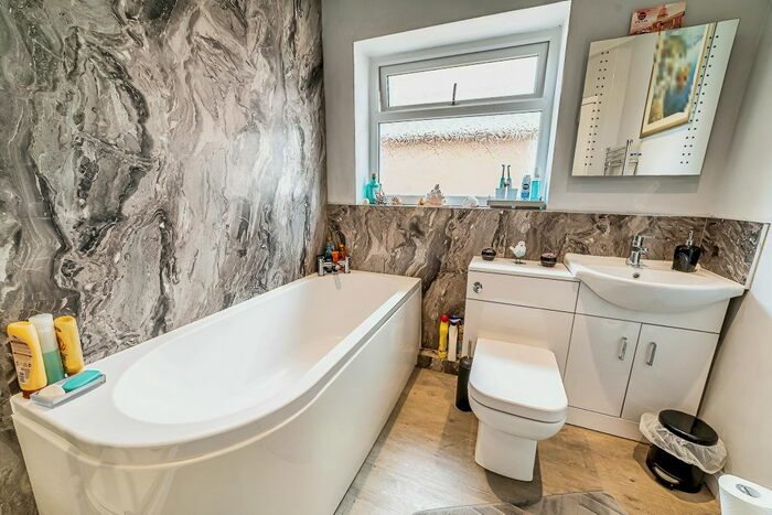 2 Bedroom Detached Bungalow For Sale In High Street, Dunsville, Doncaster, DN7