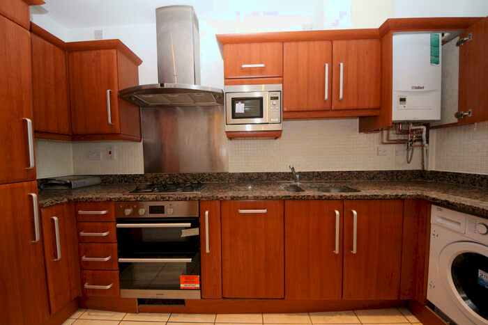 2 Bedroom Flat To Rent In Kew Court, Kingston, KT2