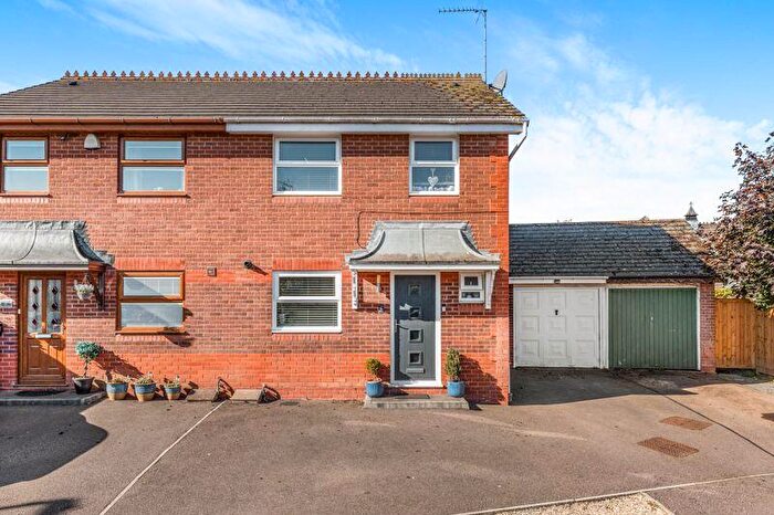 4 Bedroom Semi-Detached House For Sale In Waltham Gardens, Banbury, OX16