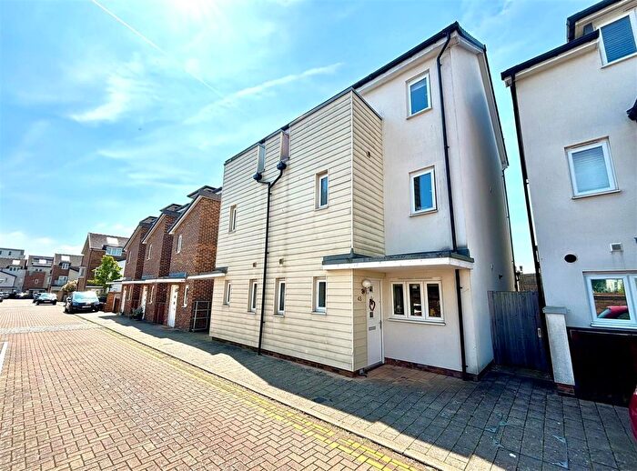 4 Bedroom Property To Rent In Pyle Close, Addlestone, KT15