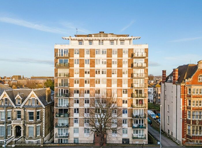 2 Bedroom Flat For Sale In The Drive, Hove, BN3