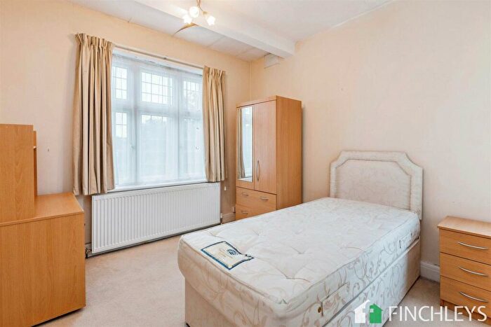 3 Bedroom Semi-Detached House For Sale In Ventnor Drive, Totteridge, N20