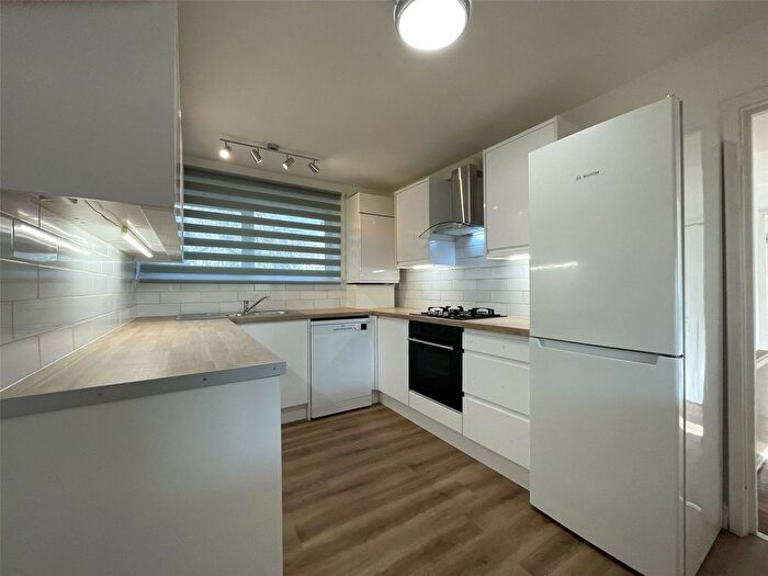 3 Bedroom Flat For Sale In West Hill Road, London, Greater London, SW18