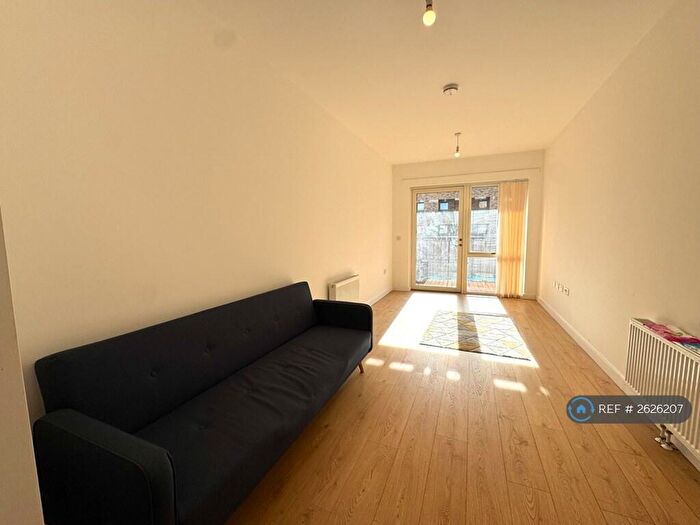 1 Bedroom Flat To Rent In Lariat Court, Barking, IG11