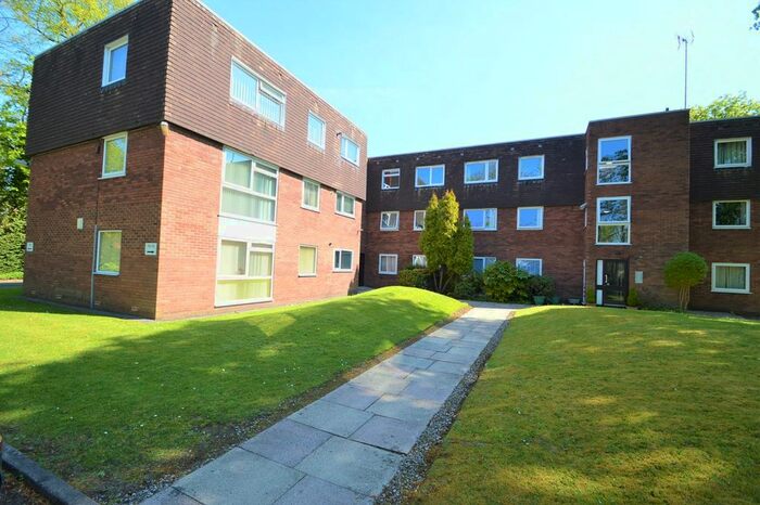 2 Bedroom Flat To Rent In Bramhall Lane, Stockport, SK3