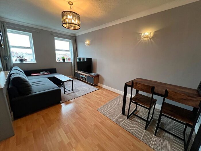 2 Bedroom Flat To Rent In Kingsgate, Aylesbury, HP19
