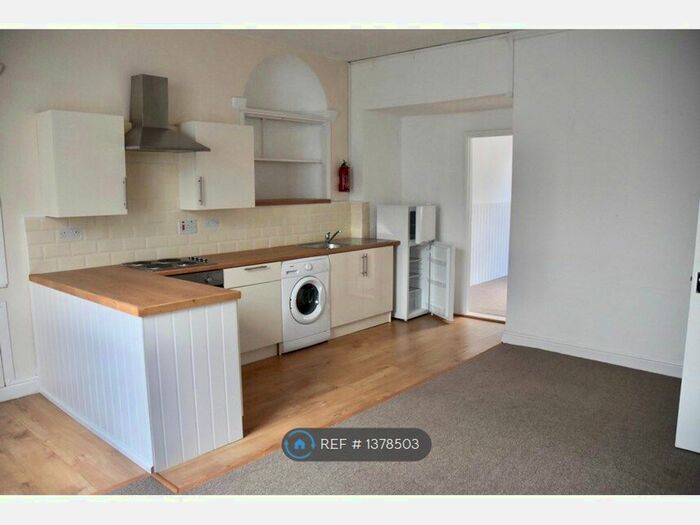 2 Bedroom Flat To Rent In Bridge Street, Newcastle Emlyn, SA38