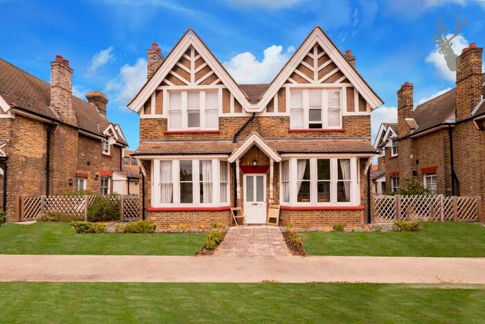 2 Bedroom Flat To Rent In Thomas Barnardo Way, Barkingside, Ilford, IG6