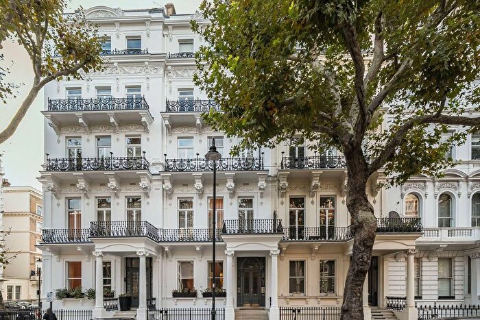 3 Bedroom Maisonette To Rent In Queens Gate, South Kensington, London, SW7