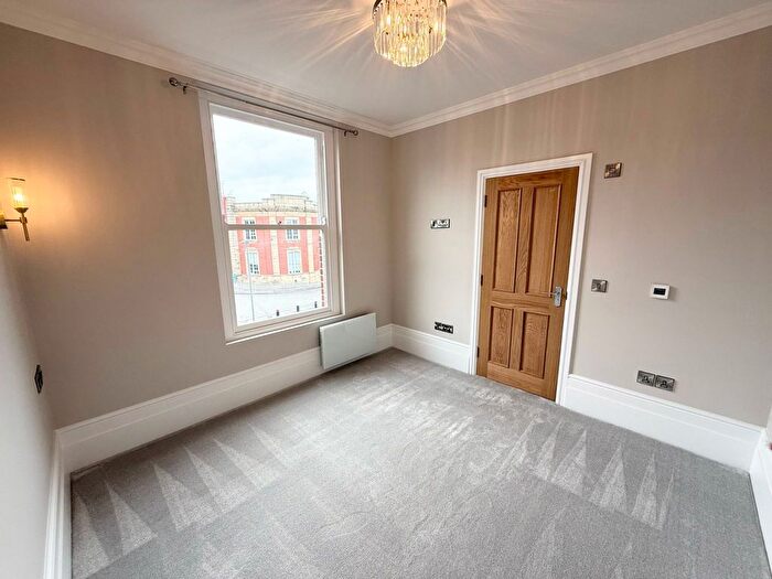 3 Bedroom Flat To Rent In Sandy Walk, Wakefield, WF1