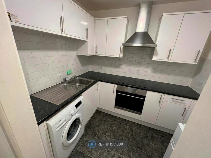 2 Bedroom Flat To Rent In Gibbs Brook House, Redhill, RH1