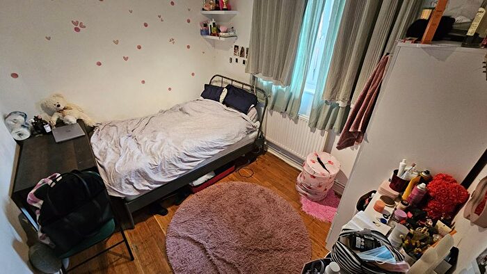 3 Bedroom Flat To Rent In Law Street, London, SE1