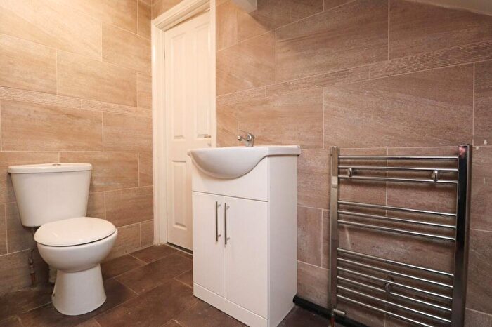 2 Bedroom End Of Terrace House To Rent In Greenock Place, Leeds, West Yorkshire, LS12