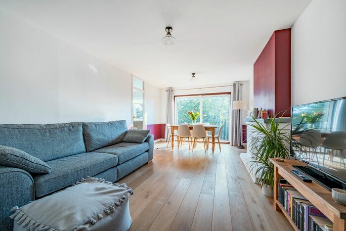 2 Bedroom Flat To Rent In The Ridgeway, Enfield, EN2