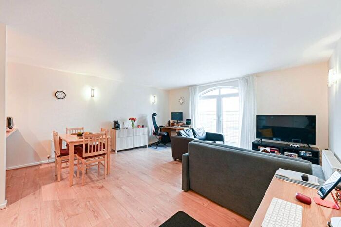 1 Bedroom Flat To Rent In Cold Harbour, Canary Wharf, London, E14