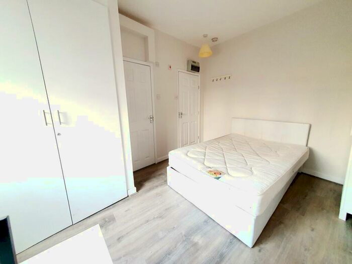 Flat To Rent In Offord Road, Islington, N1