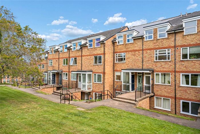 2 Bedroom Maisonette For Sale In Lincoln Court, Berkhamsted, Hertfordshire, HP4