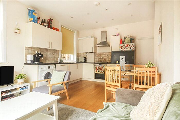 2 Bedroom Flat To Rent In Balham Hill, London, SW12