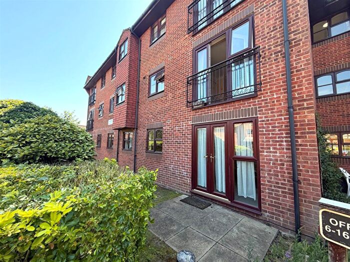 1 Bedroom Flat For Sale In St. Georges Road, Addlestone, KT15