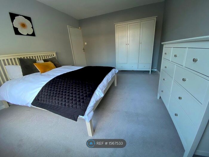 2 Bedroom Flat To Rent In Hillside Court, Leeds, LS7