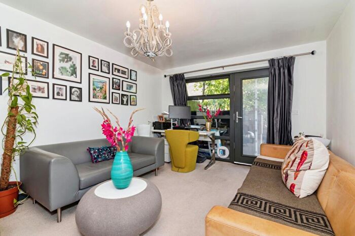 2 Bedroom Flat To Rent In Gateway House, IG11