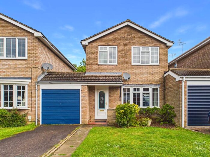 3 Bedroom Link Detached House For Sale In Coots Close, Buckingham, Buckinghamshire, MK18