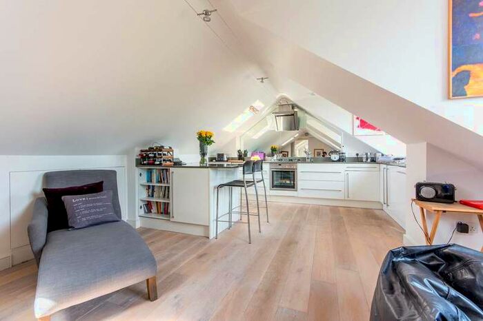 2 Bedroom Flat To Rent In Park Lane, Richmond, TW9