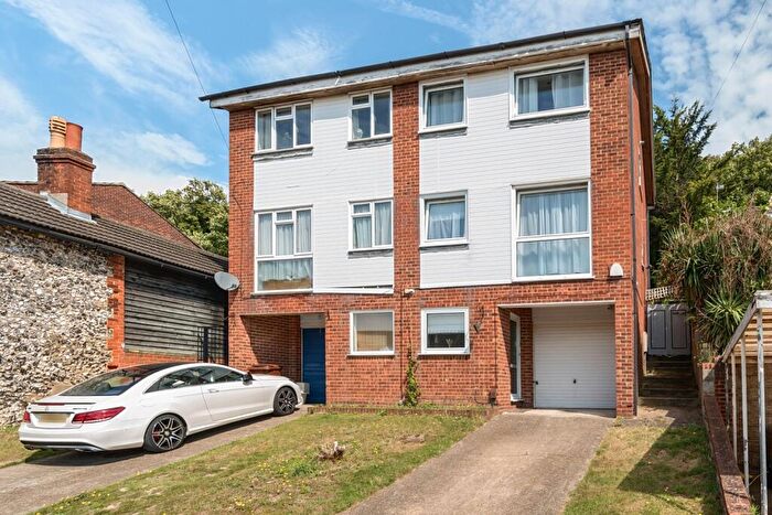 3 Bedroom Semi-Detached House To Rent In Beacon Road Chatham, ME5