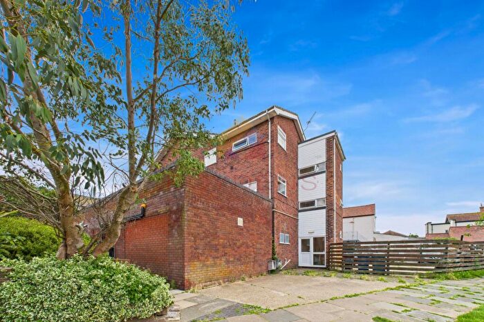 2 Bedroom Flat For Sale In Connaught Avenue, CO13