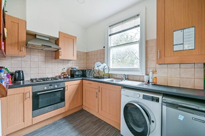 1 Bedroom Flat For Sale In Kingston Hill, Kingston, Kingston Upon Thames, KT2