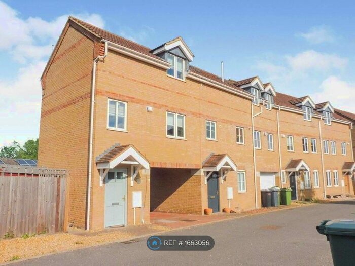2 Bedroom Maisonette To Rent In Phoenix Close, Peterborough, PE2