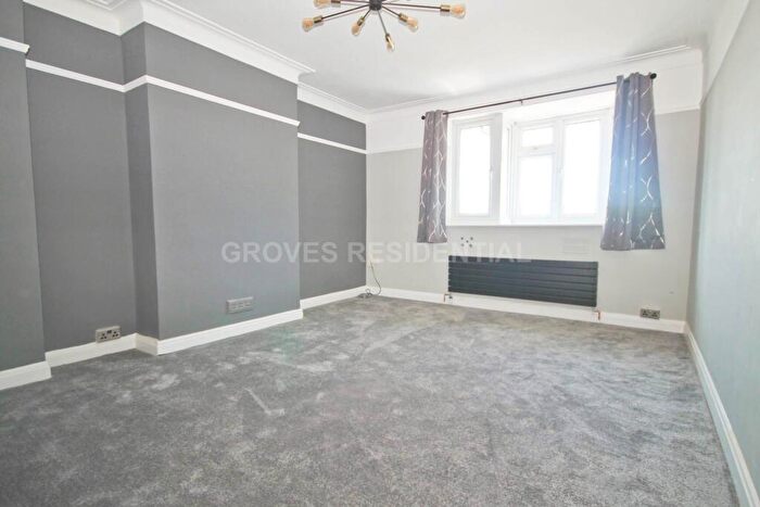 3 Bedroom Maisonette To Rent In The Triangle, Kingston Upon Thames, KT1