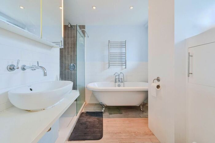 2 Bedroom Flat To Rent In Red Lion Square, Bloomsbury, London, WC1R